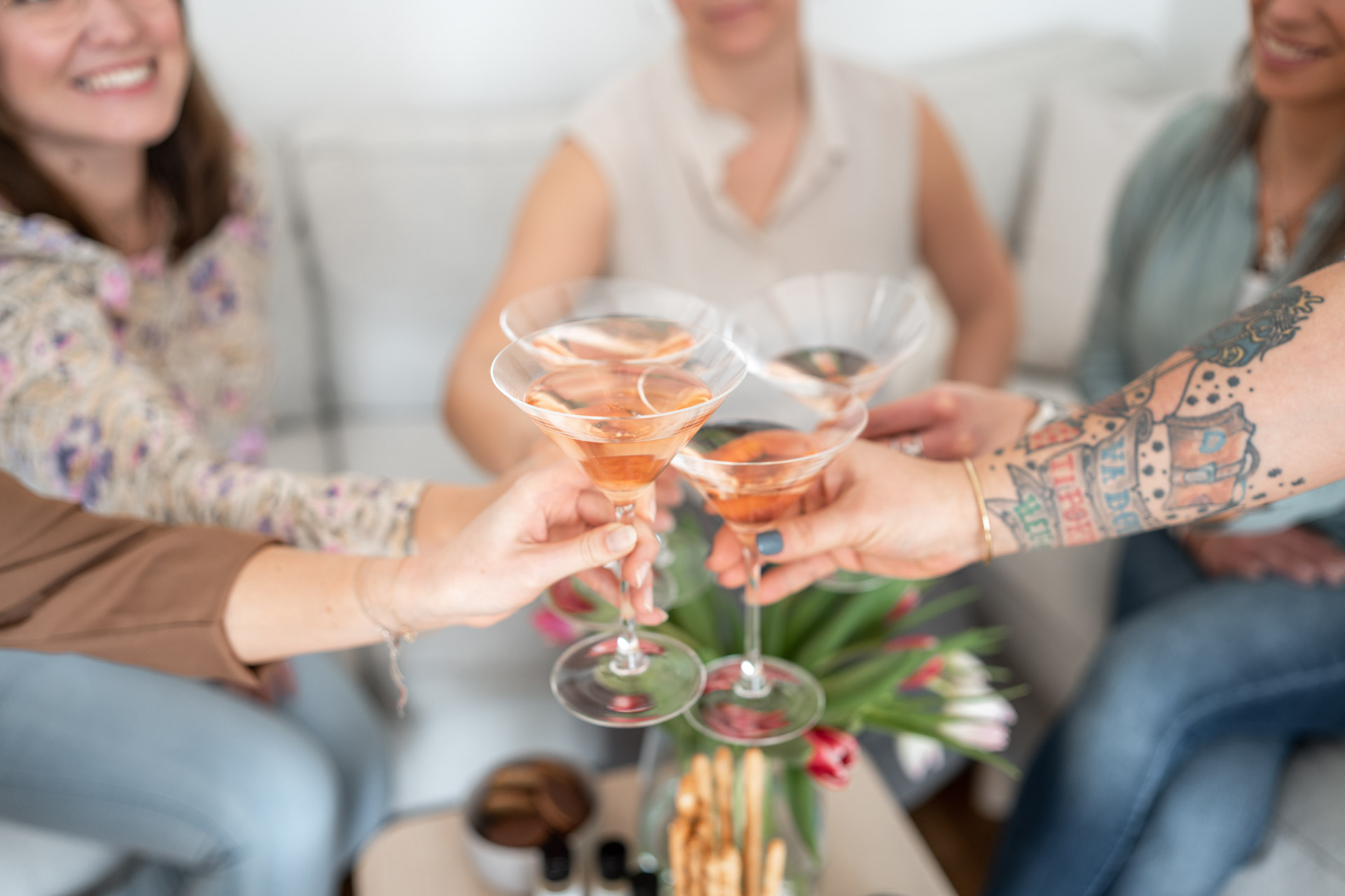 Beim Mädelsabend anstossen auf einer MONROE Toyparty