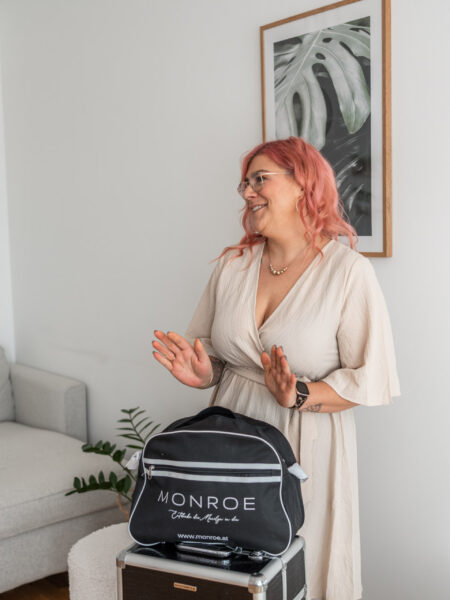 MONROE Dildoberaterin mit Musterprodukten für eine abwechslungsreiche Toyparty